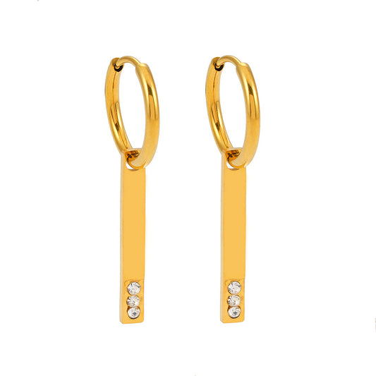 Style MAYLA : Créoles dorées au charme minimaliste, rehaussées d'un trio de zircons.