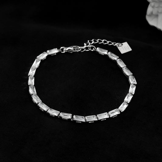 MELLISH : Bracelet de tennis rectangulaire en zircone (CZ) de style rétro en or blanc plaqué argent