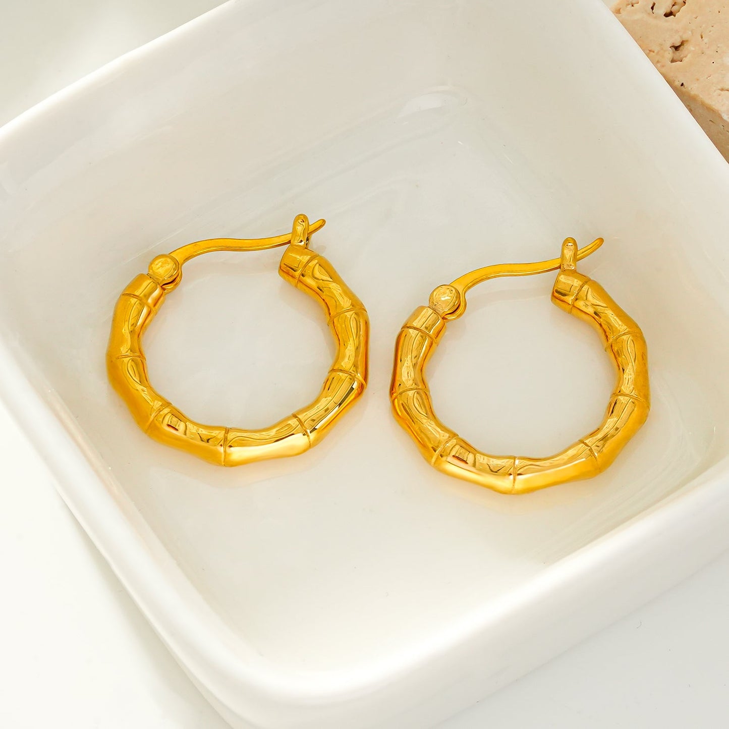 METIOS : Boucles d'oreilles créoles texturées en bambou dorées