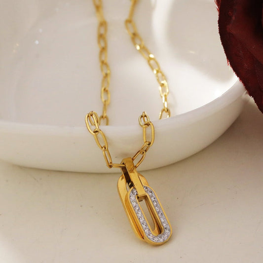 CHICALA : Collier à mailles trombone avec pendentif breloque ovale incrustée d'oxydes de zirconium