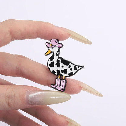 Broche en émail de canard de vache rose, bottes de Cowboy de canard occidental, broche d'animal d'oie idiot, Badge de revers, bijoux amusants, cadeau pour amis