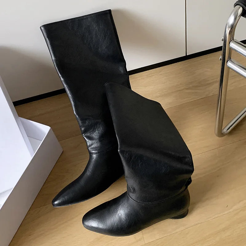 Arden Furtado 2025 Automne Bottes d'équitation en cuir de vachette, bout carré, sans lacets, talon bas, bottes hautes, bottes ajustées rétro marron pour femmes
