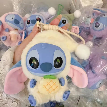 Plein d'amusement Même si Stitch a sommeil, il veut quand même croquer dans la peluche en vinyle de la boîte surprise Stitch.