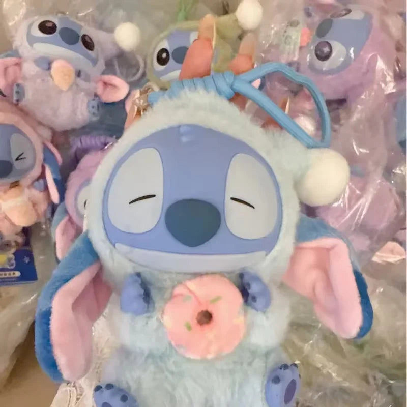 Plein d'amusement Même si Stitch a sommeil, il veut quand même croquer dans la peluche en vinyle de la boîte surprise Stitch.