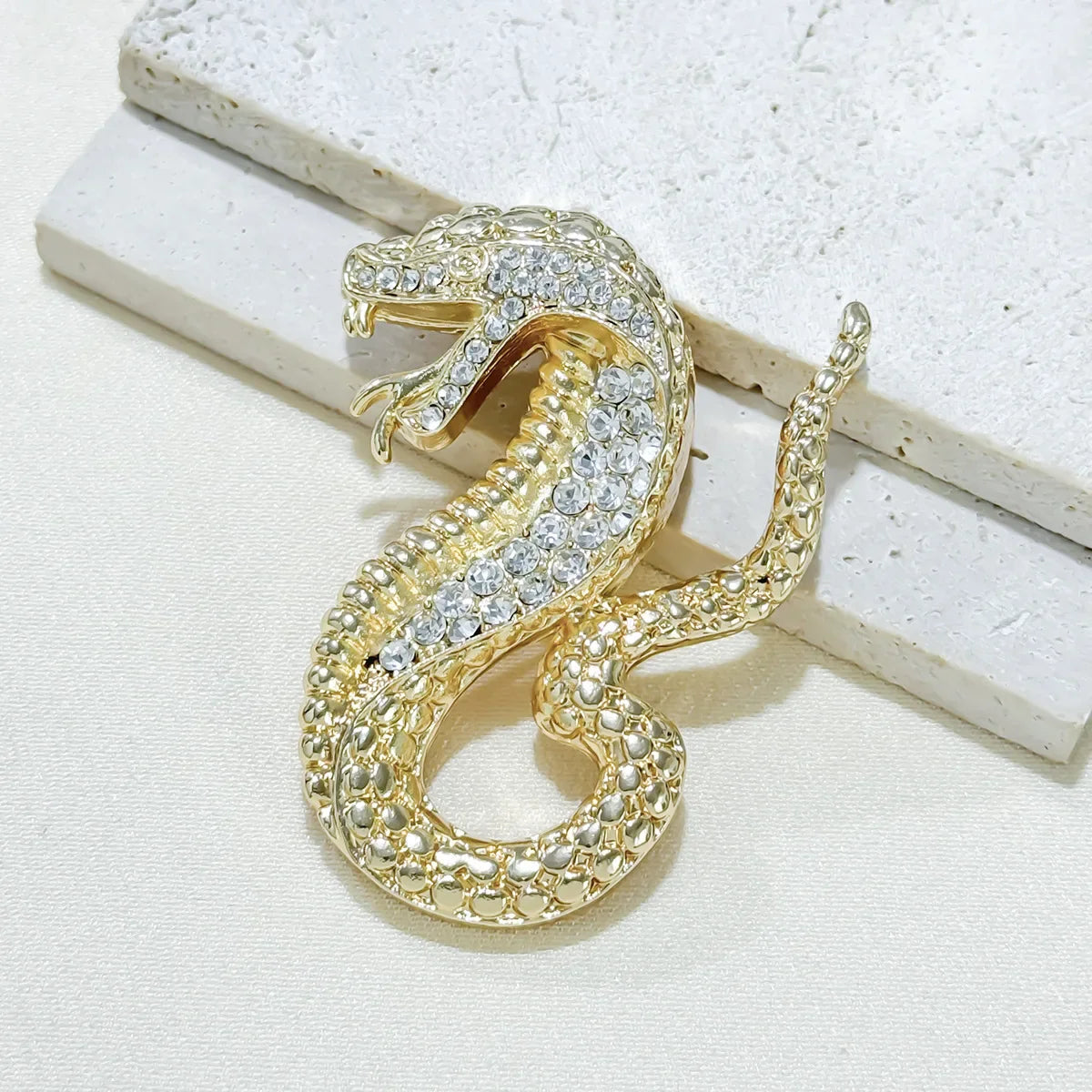 Broches serpent du zodiaque Vintage, strass créatifs pour hommes et femmes, vêtements animaux, bijoux cadeaux du nouvel an, nouvelle collection 2025