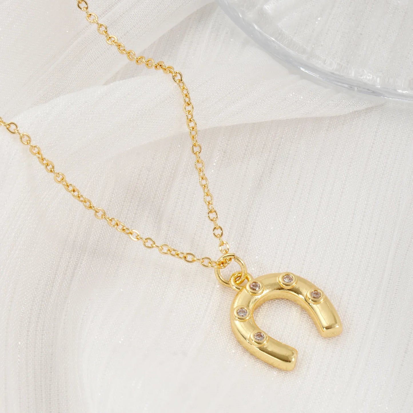 1 Collier à breloques élégant en forme de fer à cheval porte-bonheur en laiton plaqué or 18 carats pour femme