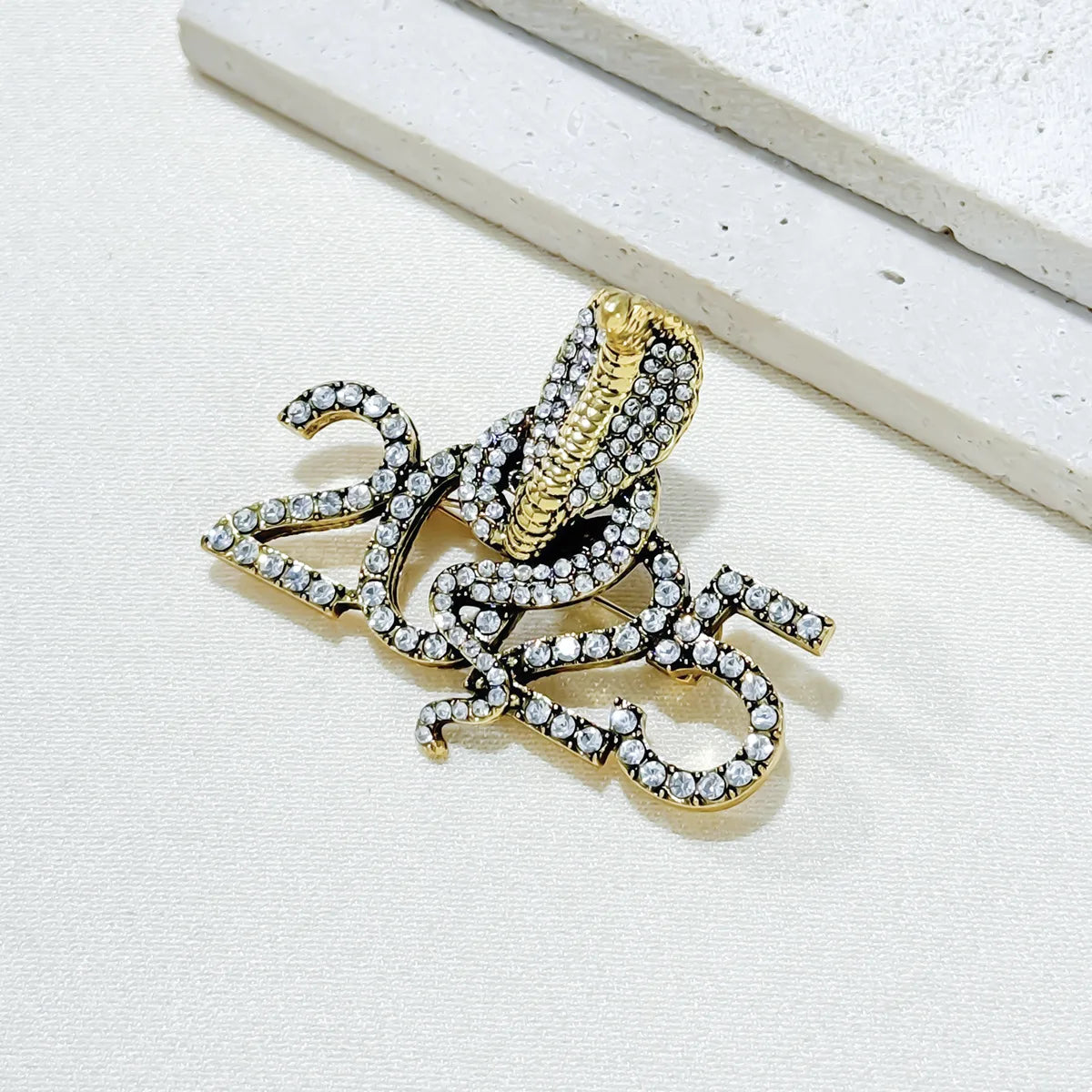Broches serpent du zodiaque Vintage, strass créatifs pour hommes et femmes, vêtements animaux, bijoux cadeaux du nouvel an, nouvelle collection 2025