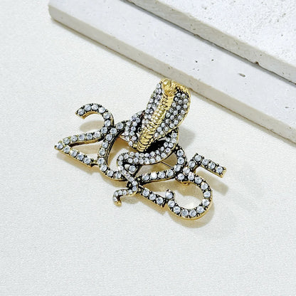 Broches serpent du zodiaque Vintage, strass créatifs pour hommes et femmes, vêtements animaux, bijoux cadeaux du nouvel an, nouvelle collection 2025