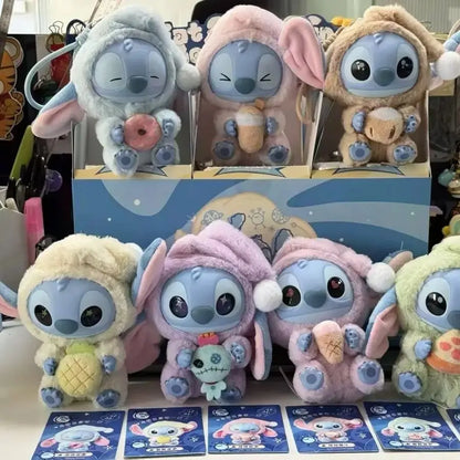 Plein d'amusement Même si Stitch a sommeil, il veut quand même croquer dans la peluche en vinyle de la boîte surprise Stitch.