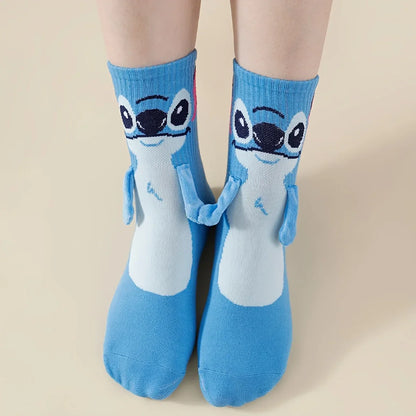 Chaussettes Main dans la main Stitch Dessin Animé Amusantes Mode Polyvalentes Douces Confortables Mignonnes Créatives Adultes enfants chaussettes antidérapantes jouets cadeaux
