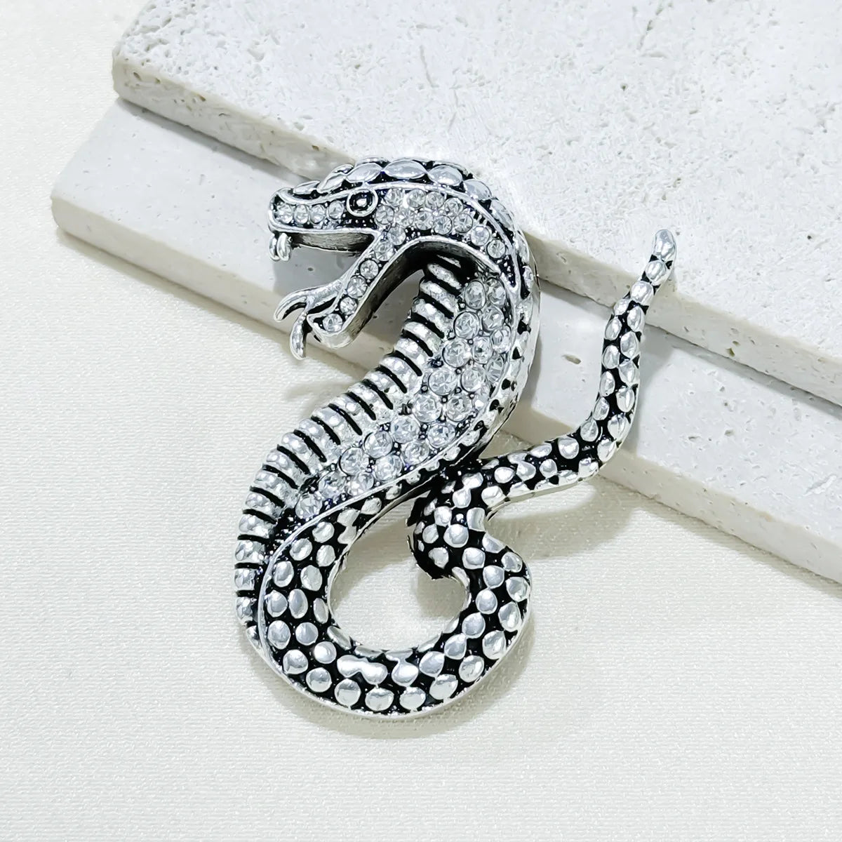 Broches serpent du zodiaque Vintage, strass créatifs pour hommes et femmes, vêtements animaux, bijoux cadeaux du nouvel an, nouvelle collection 2025