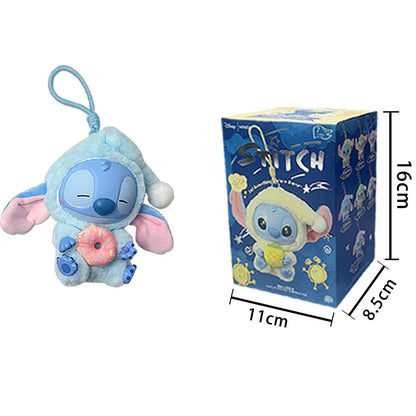 Plein d'amusement Même si Stitch a sommeil, il veut quand même croquer dans la peluche en vinyle de la boîte surprise Stitch.
