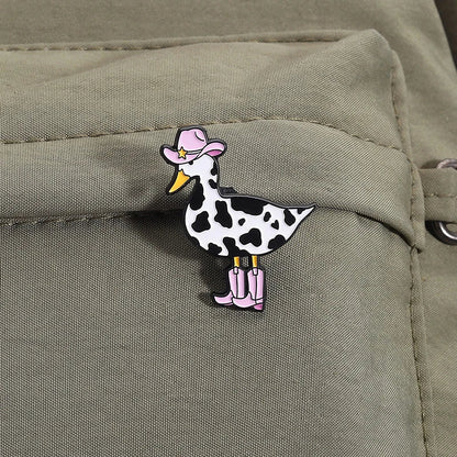 Broche en émail de canard de vache rose, bottes de Cowboy de canard occidental, broche d'animal d'oie idiot, Badge de revers, bijoux amusants, cadeau pour amis