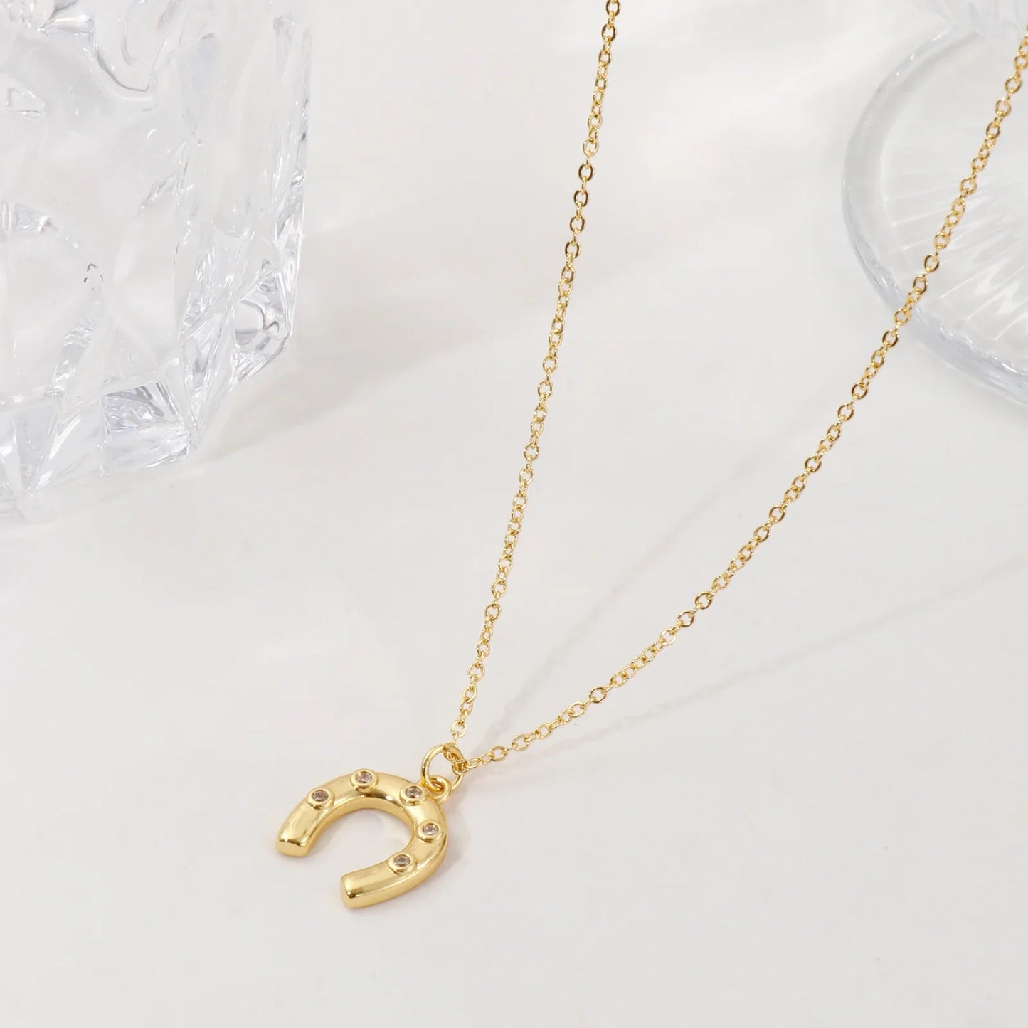 1 Collier à breloques élégant en forme de fer à cheval porte-bonheur en laiton plaqué or 18 carats pour femme