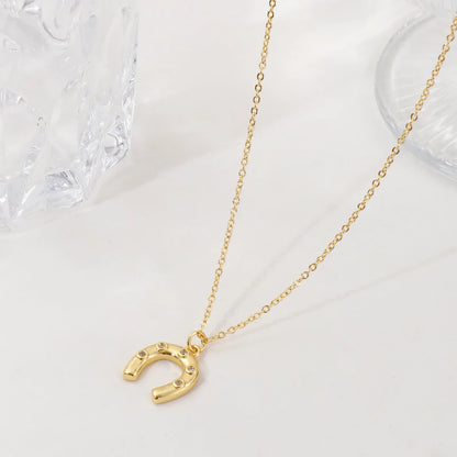 1 Collier à breloques élégant en forme de fer à cheval porte-bonheur en laiton plaqué or 18 carats pour femme