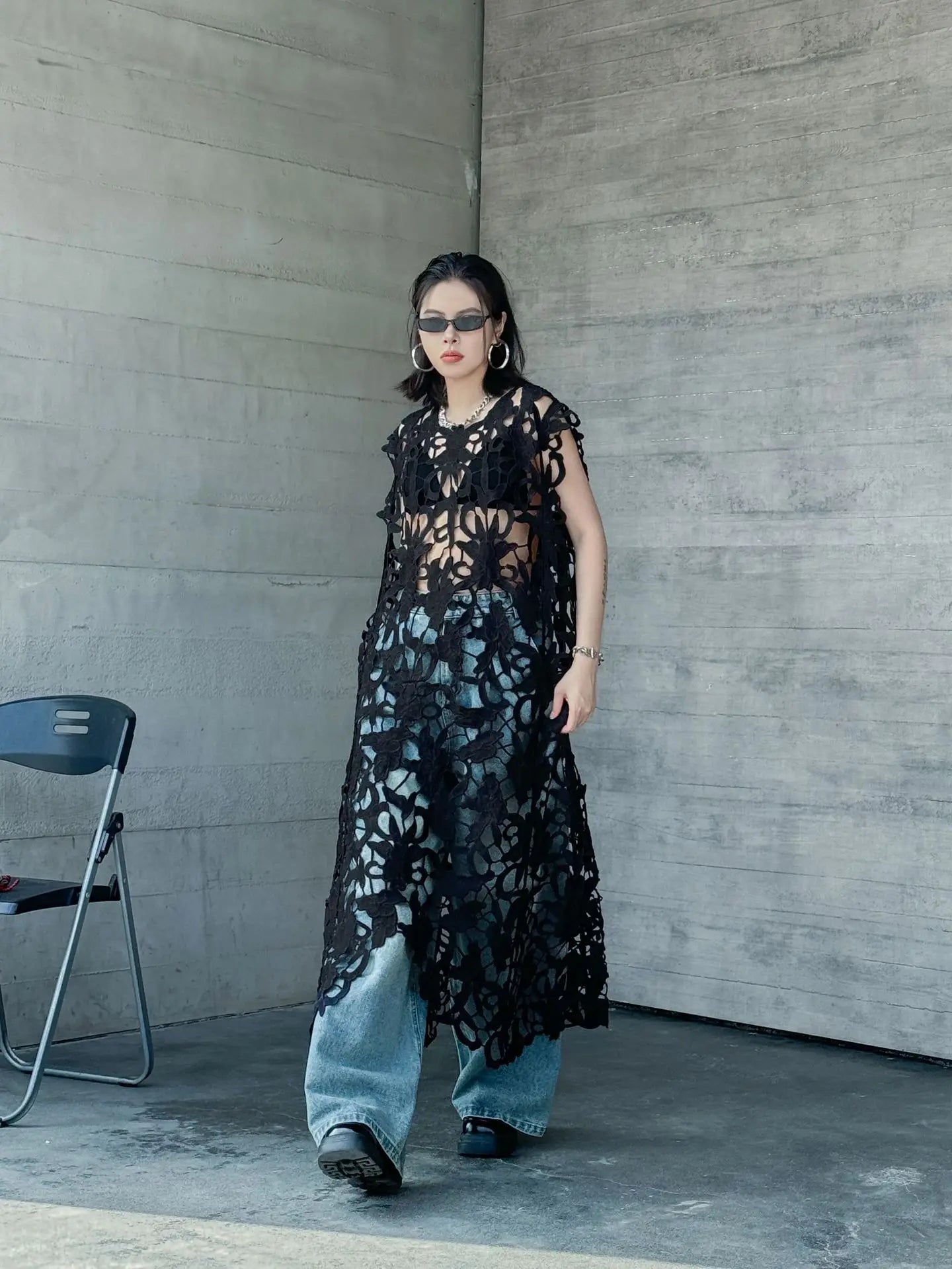 [EWQ] Chic belle Robe européenne à la mode femmes vêtements crochet à motifs découpe Robe sans manches Robe noire 2025 été nouveau