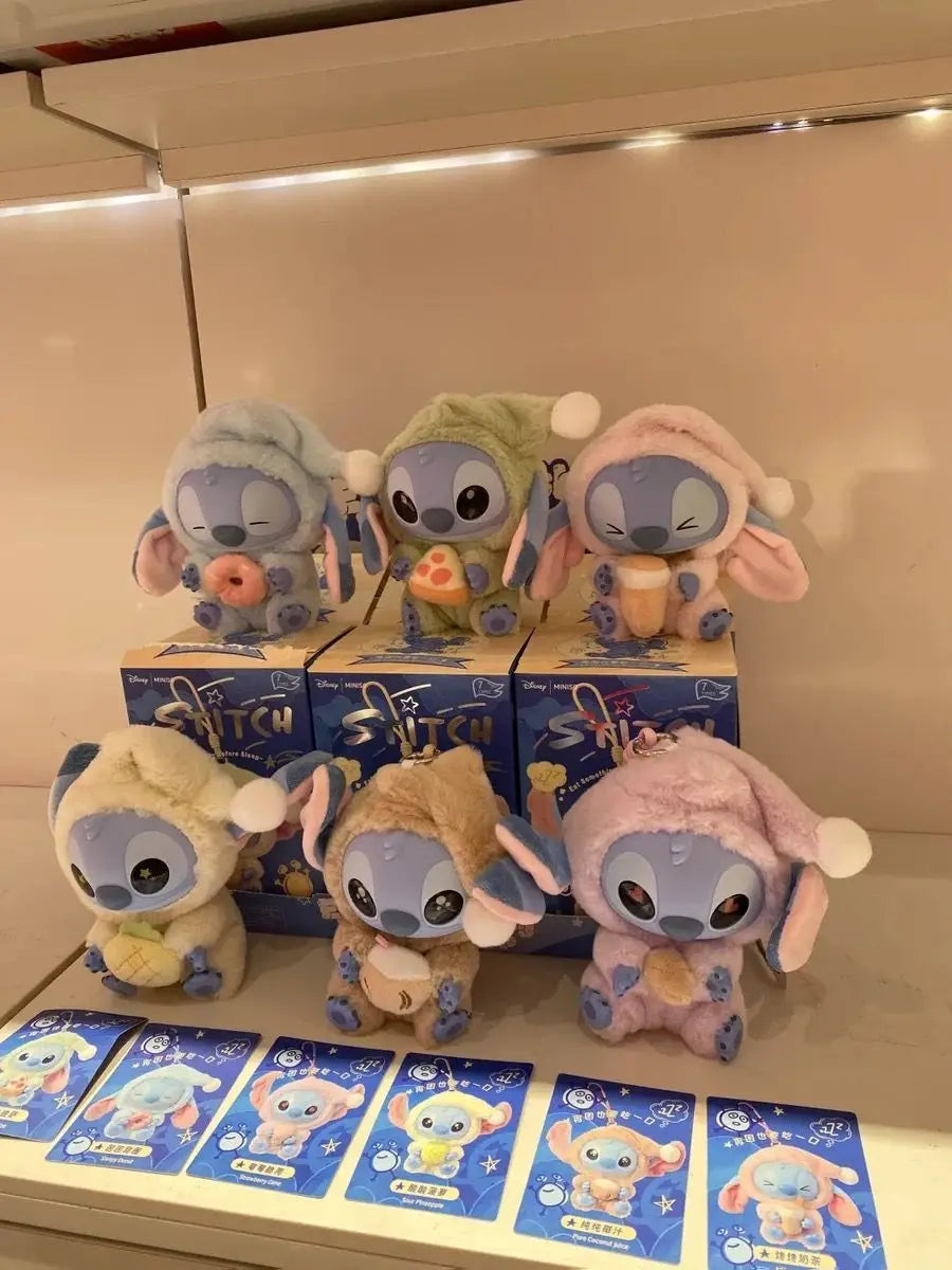 Plein d'amusement Même si Stitch a sommeil, il veut quand même croquer dans la peluche en vinyle de la boîte surprise Stitch.