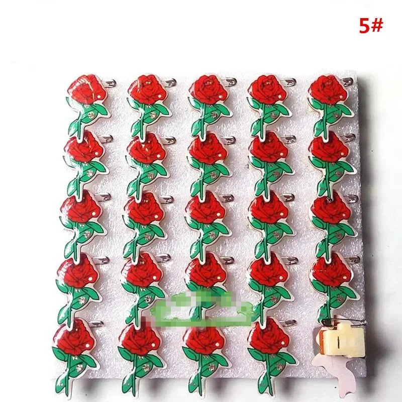 25pcs Broche Lumineux LED Clignotant Amour Fête Dessin Animé Badge Lumineux Cadeau Cosplay Noël Mariage Festival Halloween