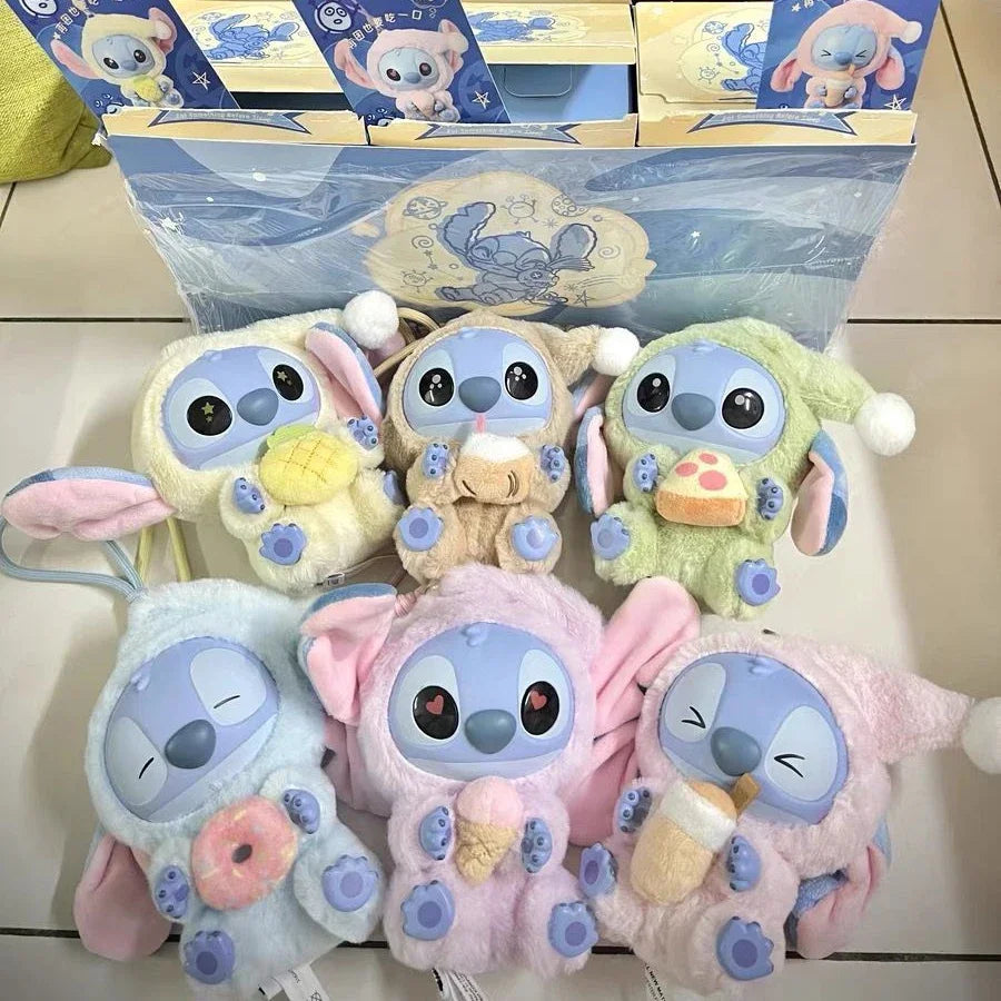 Plein d'amusement Même si Stitch a sommeil, il veut quand même croquer dans la peluche en vinyle de la boîte surprise Stitch.