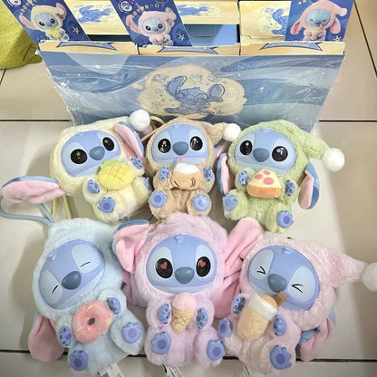 Plein d'amusement Même si Stitch a sommeil, il veut quand même croquer dans la peluche en vinyle de la boîte surprise Stitch.