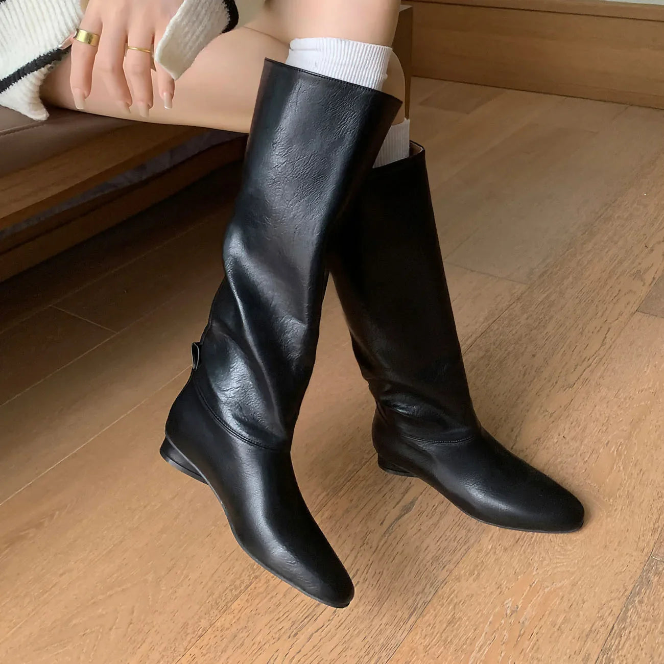 Arden Furtado 2025 Automne Bottes d'équitation en cuir de vachette, bout carré, sans lacets, talon bas, bottes hautes, bottes ajustées rétro marron pour femmes