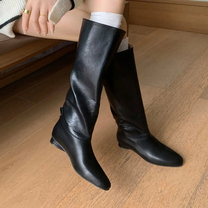 Arden Furtado 2025 Automne Bottes d'équitation en cuir de vachette, bout carré, sans lacets, talon bas, bottes hautes, bottes ajustées rétro marron pour femmes