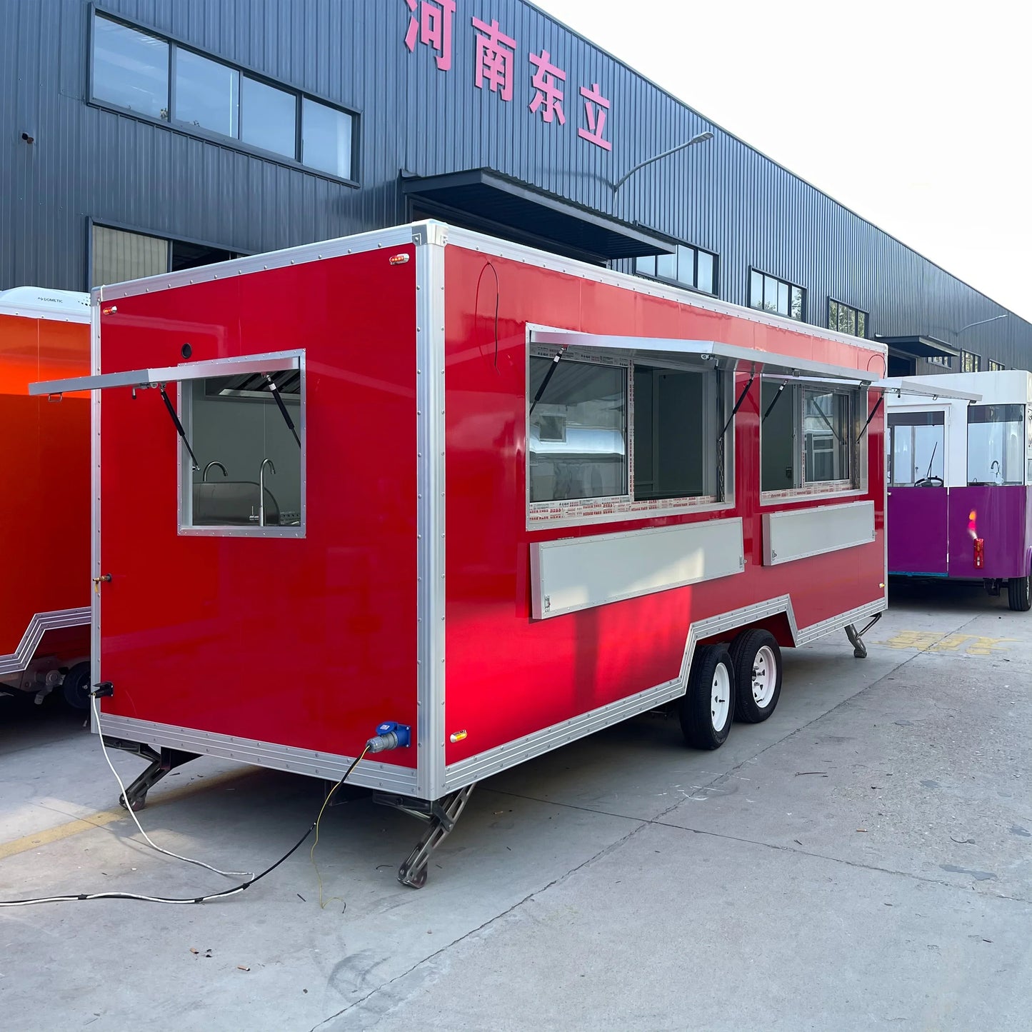 Chariot de distribution rapide de nourriture, camion de collations mobile, certifié CEE CE, remorque de boissons Airstream entièrement équipée, chariot de nourriture.