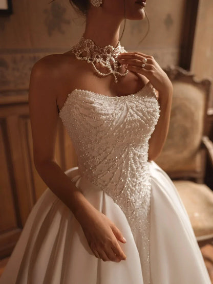 Robe de mariée bustier élégante en perles, Robe de bal de princesse délicate pour femmes, avec boutons dans le dos, traîne chapelle, sur mesure