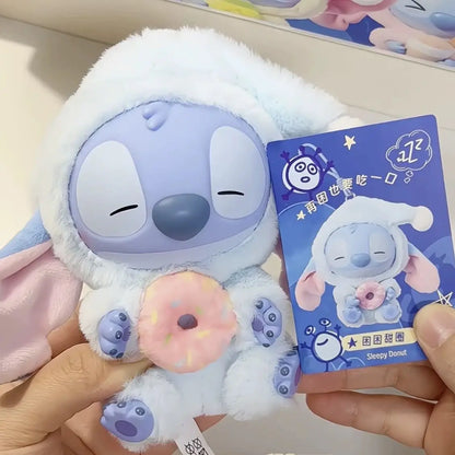 Plein d'amusement Même si Stitch a sommeil, il veut quand même croquer dans la peluche en vinyle de la boîte surprise Stitch.