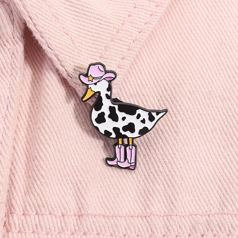Broche en émail de canard de vache rose, bottes de Cowboy de canard occidental, broche d'animal d'oie idiot, Badge de revers, bijoux amusants, cadeau pour amis