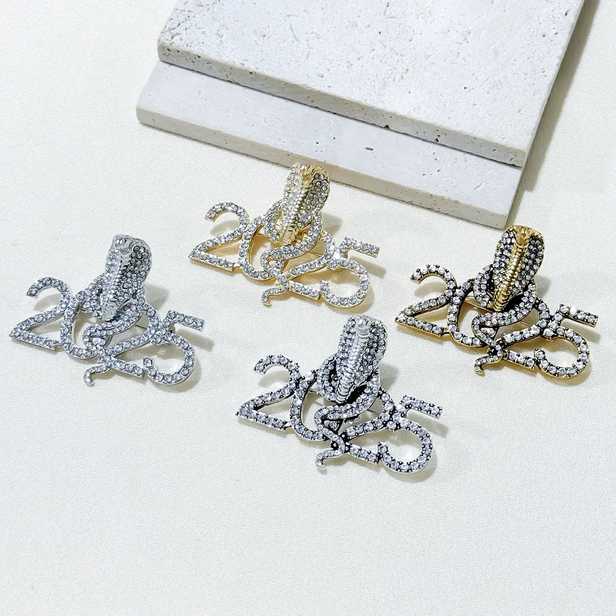 Broches serpent du zodiaque Vintage, strass créatifs pour hommes et femmes, vêtements animaux, bijoux cadeaux du nouvel an, nouvelle collection 2025