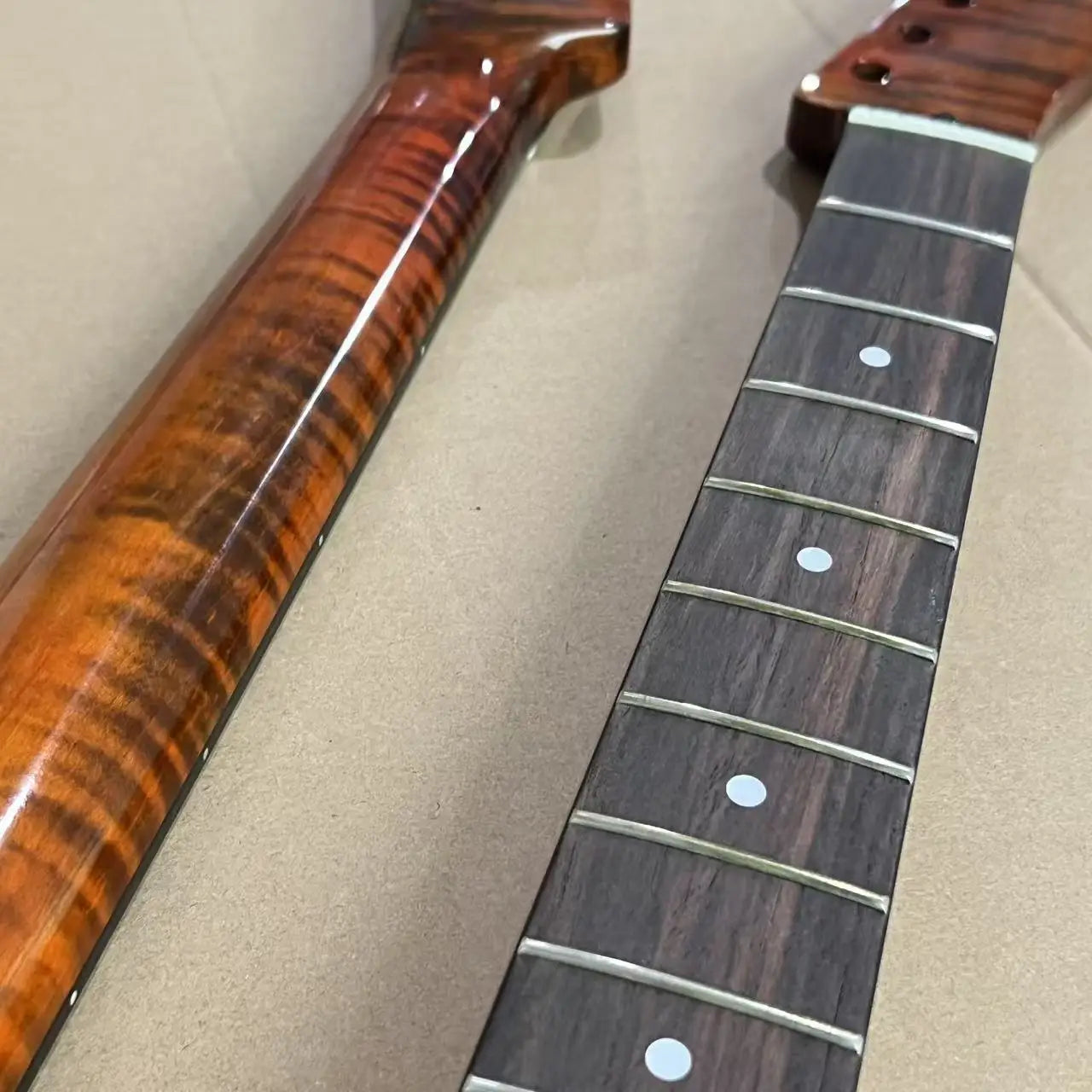 Manche de guitare en érable flammé de style TL |   Finition Sunburst |   Fretboard palissandre 22 frettes |   Cou brillant |   Échelle 25,5" talon 56 mm