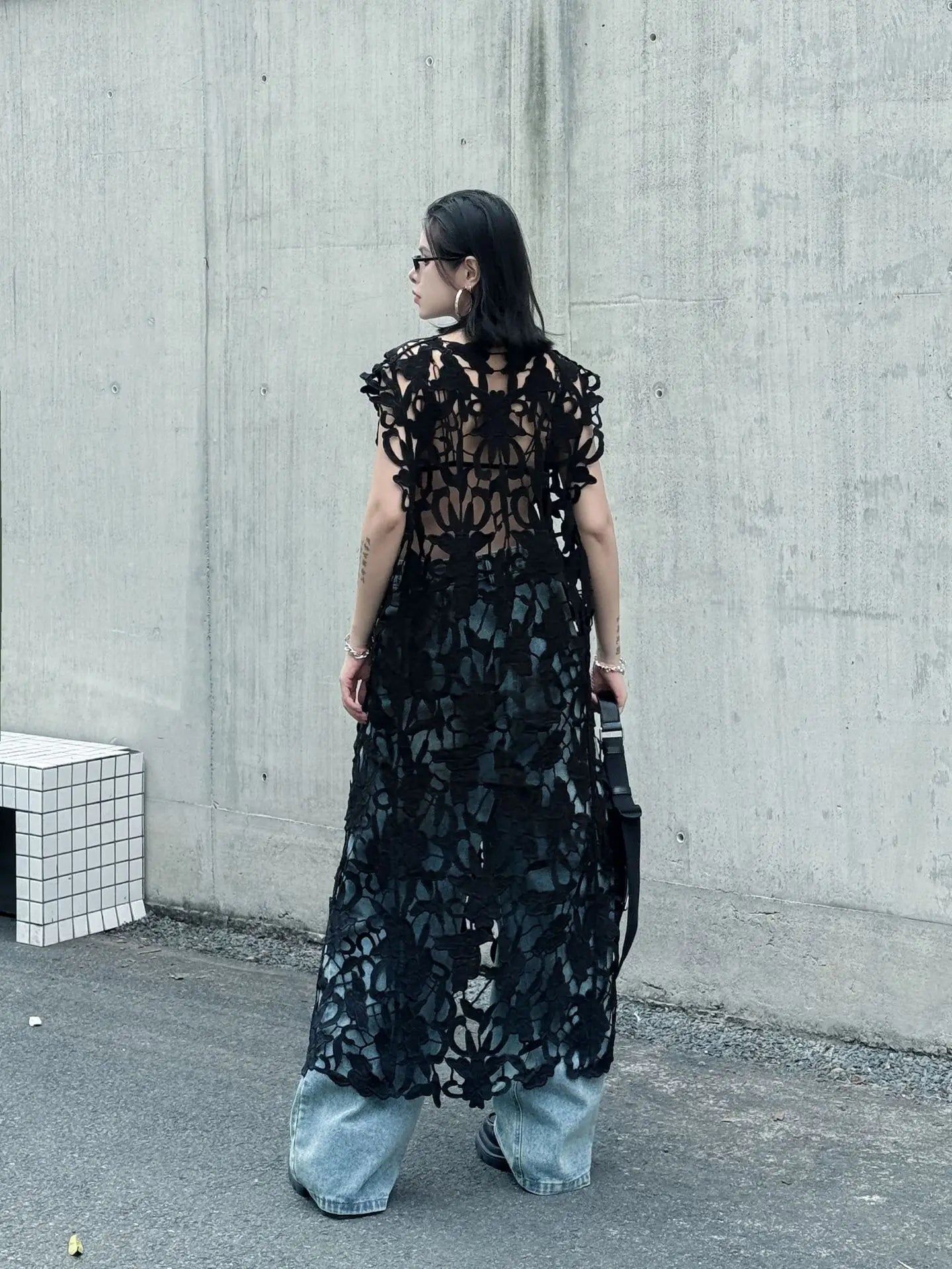 [EWQ] Chic belle Robe européenne à la mode femmes vêtements crochet à motifs découpe Robe sans manches Robe noire 2025 été nouveau