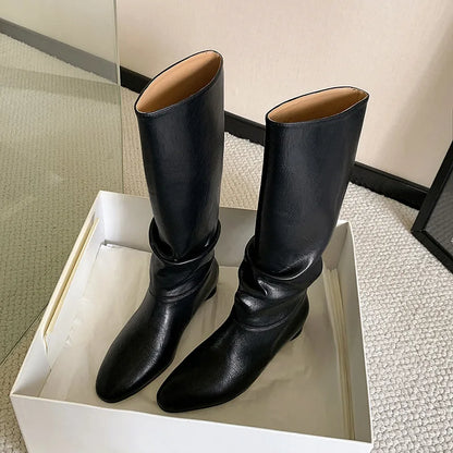 Arden Furtado 2025 Automne Bottes d'équitation en cuir de vachette, bout carré, sans lacets, talon bas, bottes hautes, bottes ajustées rétro marron pour femmes