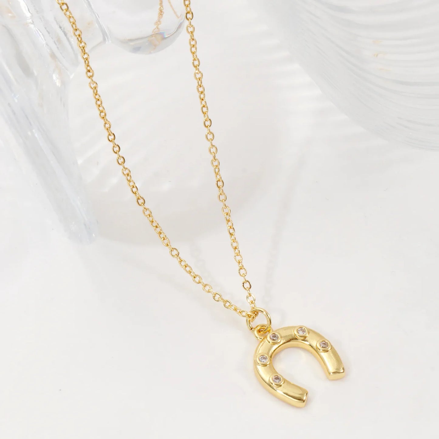 1 Collier à breloques élégant en forme de fer à cheval porte-bonheur en laiton plaqué or 18 carats pour femme