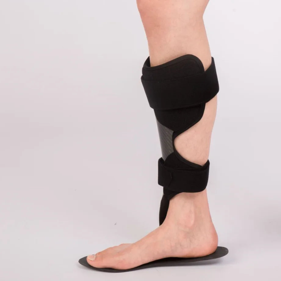 Orthèse en fibre de carbone pour le traitement du pied tombant suite à un AVC, une hémiplégie, un patient âgé ou souffrant de stréphendopodie, soutien de la cheville, 1 pièce.