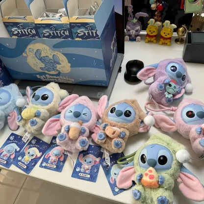 Plein d'amusement Même si Stitch a sommeil, il veut quand même croquer dans la peluche en vinyle de la boîte surprise Stitch.