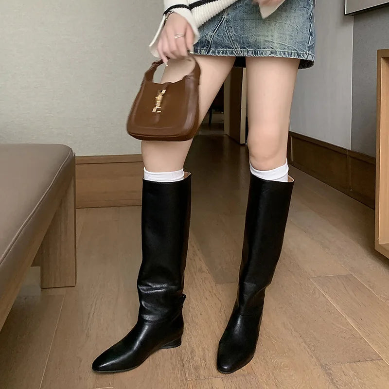Arden Furtado 2025 Automne Bottes d'équitation en cuir de vachette, bout carré, sans lacets, talon bas, bottes hautes, bottes ajustées rétro marron pour femmes