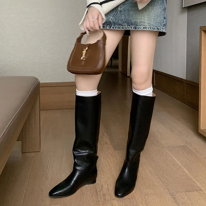 Arden Furtado 2025 Automne Bottes d'équitation en cuir de vachette, bout carré, sans lacets, talon bas, bottes hautes, bottes ajustées rétro marron pour femmes