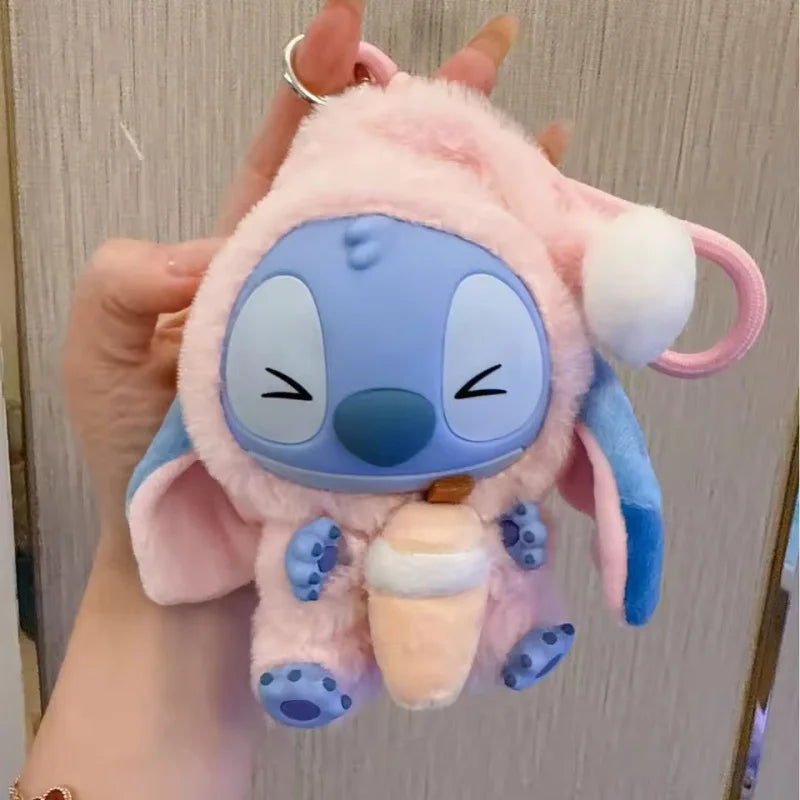Plein d'amusement Même si Stitch a sommeil, il veut quand même croquer dans la peluche en vinyle de la boîte surprise Stitch.