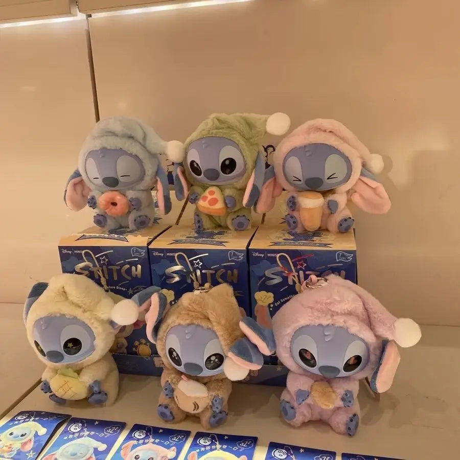 Plein d'amusement Même si Stitch a sommeil, il veut quand même croquer dans la peluche en vinyle de la boîte surprise Stitch.