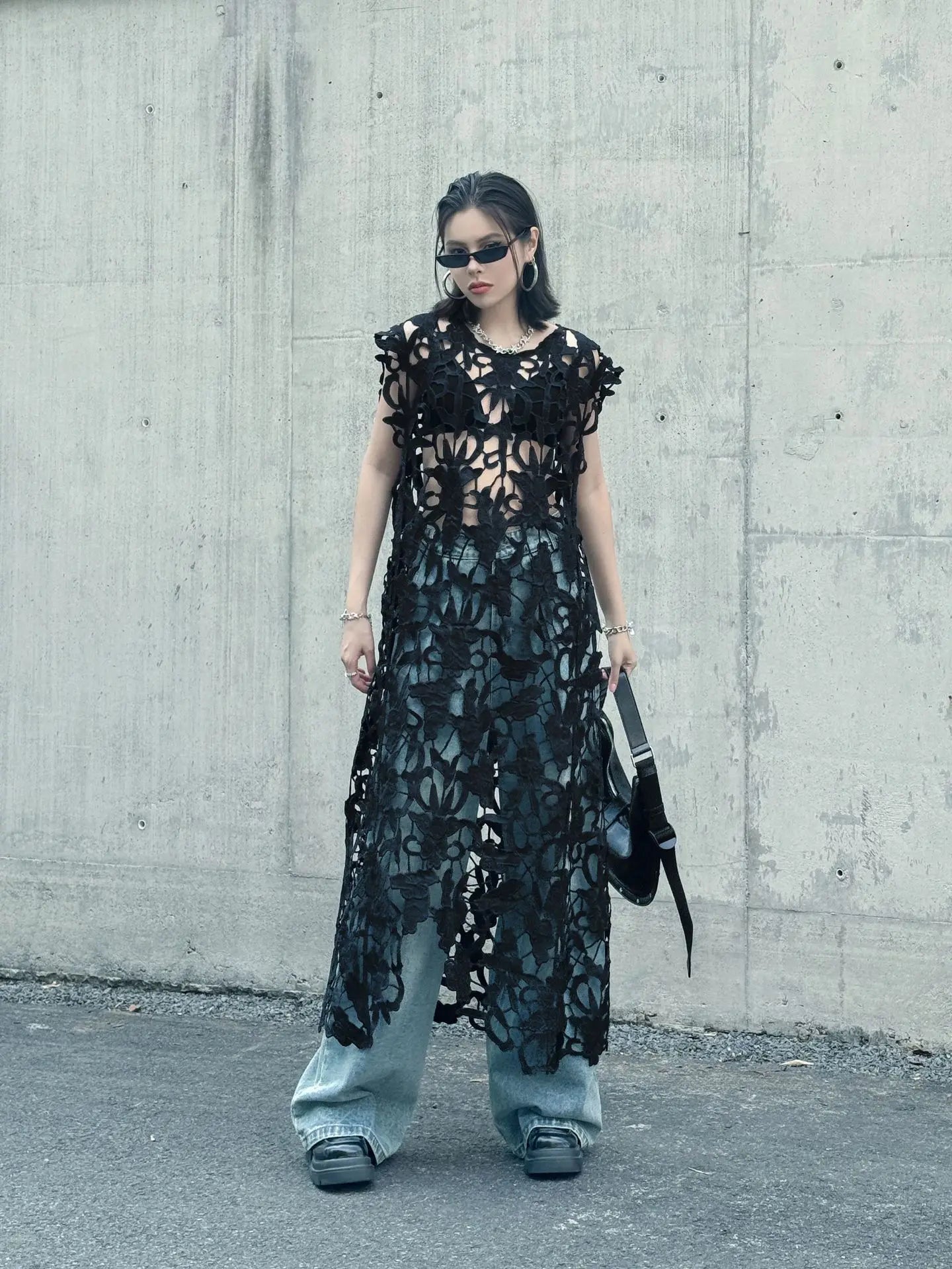 [EWQ] Chic belle Robe européenne à la mode femmes vêtements crochet à motifs découpe Robe sans manches Robe noire 2025 été nouveau