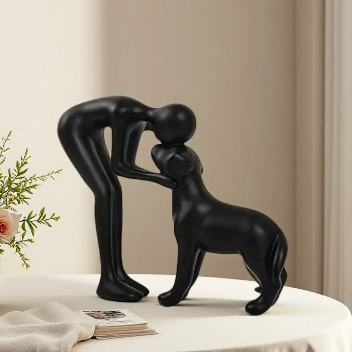 Une statue de chien noir et de propriétaire élégante et simple, un cadeau chaleureux pour les amoureux des animaux de compagnie et une décoration de table pour la maison qui n'est pas facile à casser