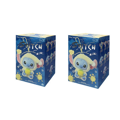 Plein d'amusement Même si Stitch a sommeil, il veut quand même croquer dans la peluche en vinyle de la boîte surprise Stitch.
