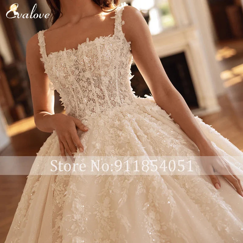 Robe de mariée de bal exquise brodée d'appliques avec col carré, perles et bretelles spaghetti, coupe princesse, sur mesure
