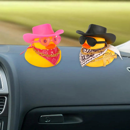 2 canards en caoutchouc amusants pour tableau de bord de voiture - Canard avec chapeau de cowboy, écharpe, lunettes de soleil, arme pour décoration de voiture, de bureau.