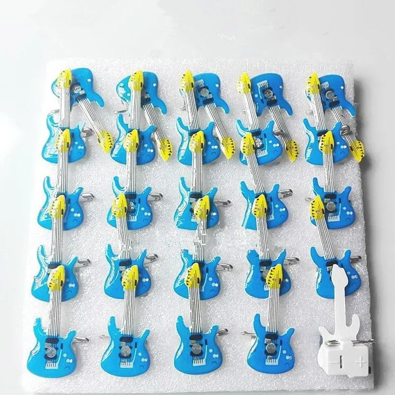 25pcs Broche Lumineux LED Clignotant Amour Fête Dessin Animé Badge Lumineux Cadeau Cosplay Noël Mariage Festival Halloween