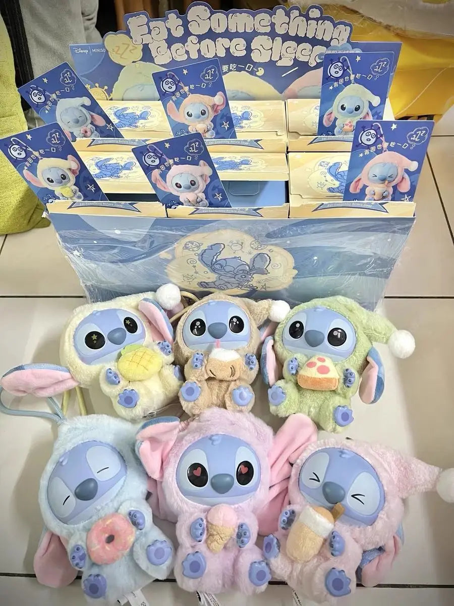 Plein d'amusement Même si Stitch a sommeil, il veut quand même croquer dans la peluche en vinyle de la boîte surprise Stitch.