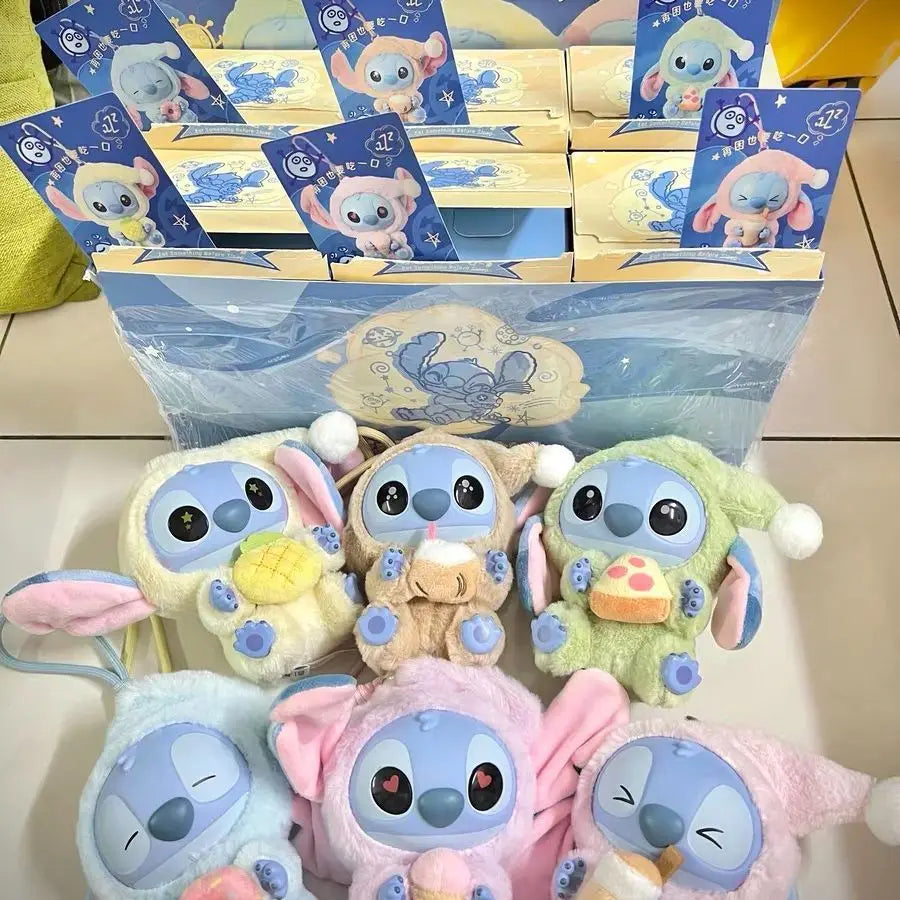 Plein d'amusement Même si Stitch a sommeil, il veut quand même croquer dans la peluche en vinyle de la boîte surprise Stitch.