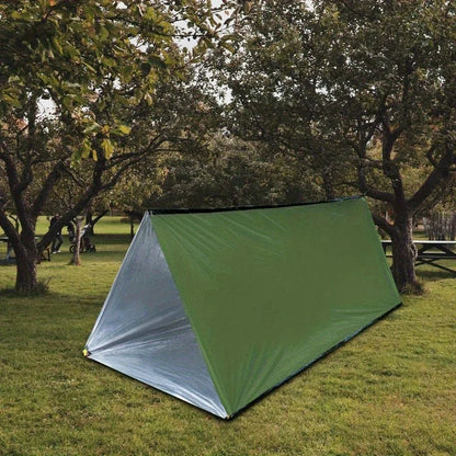 Tente d'urgence équipée d'une couverture isolante verte durable, résistante au froid et à la pluie, parfaite pour le camping et les activités de plein air